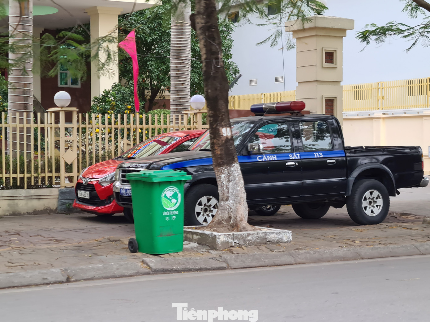 Vỉa hè nhiều tuyến phố ở Hải Phòng bị chiếm dụng, làm nơi đỗ xe ảnh 2