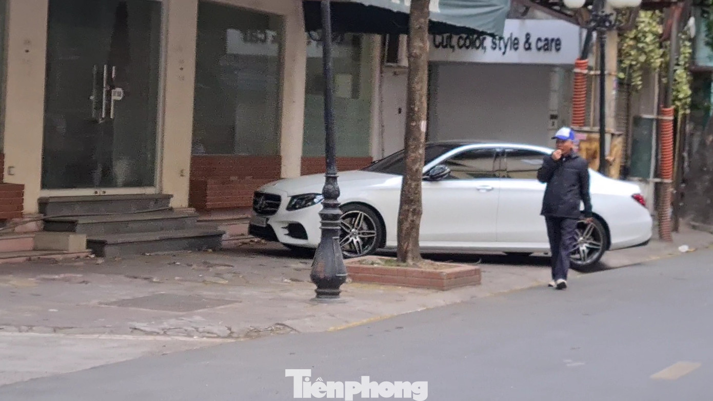 Vỉa hè nhiều tuyến phố ở Hải Phòng bị chiếm dụng, làm nơi đỗ xe ảnh 8