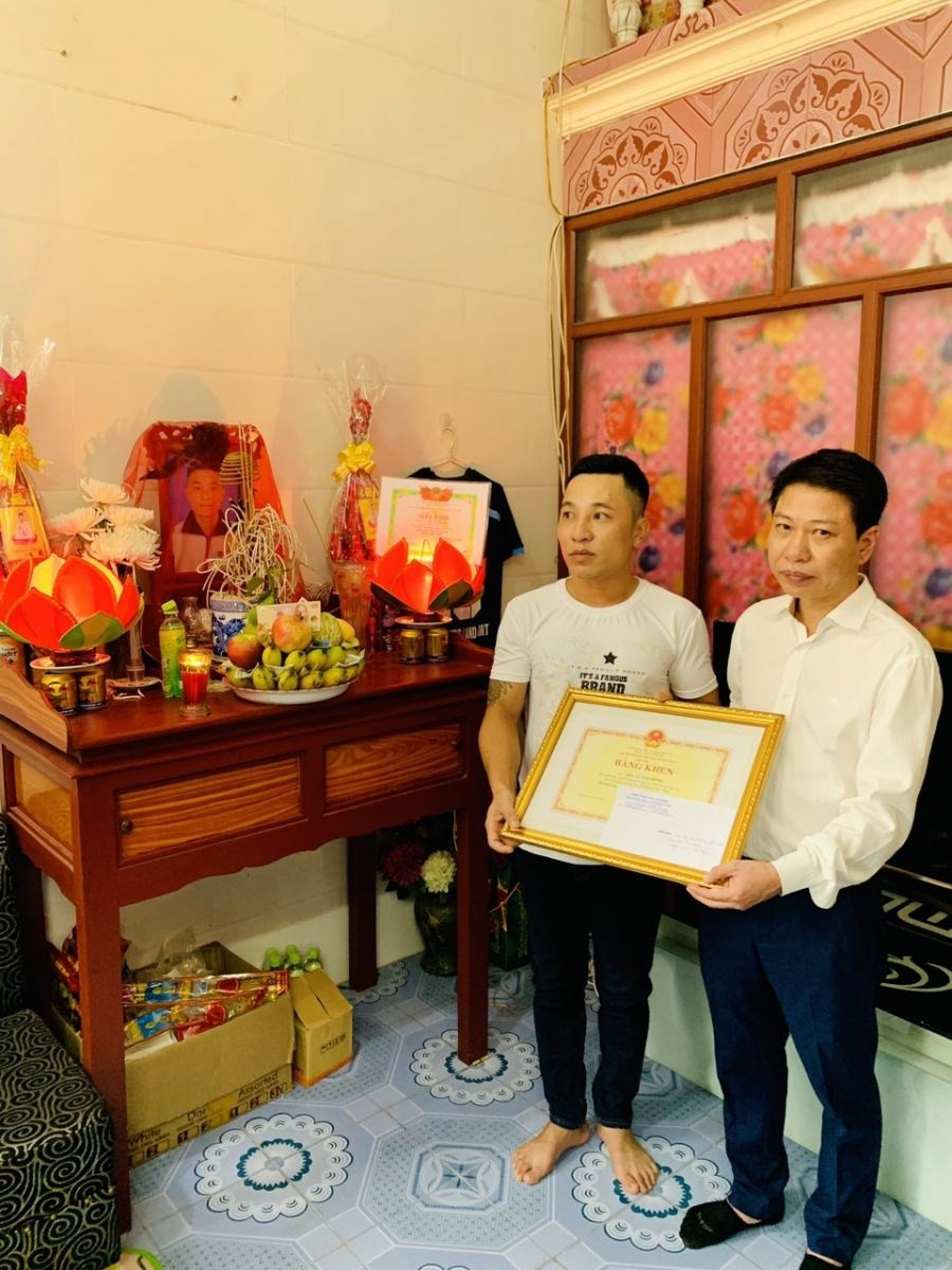 Tặng bằng khen nhóm học sinh Hải Phòng cứu bạn đuối nước ảnh 2