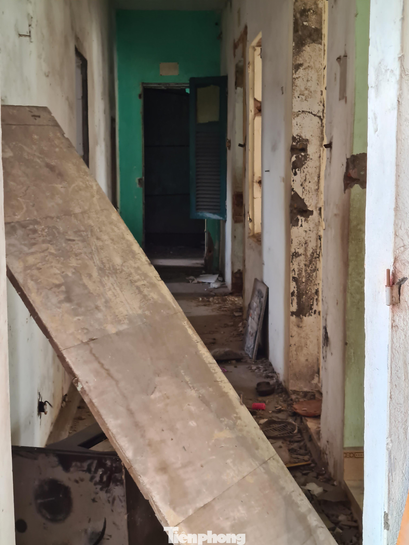 Cận cảnh tòa chung cư 'chờ sập', phải di dân khẩn cấp ở Hải Phòng ảnh 3