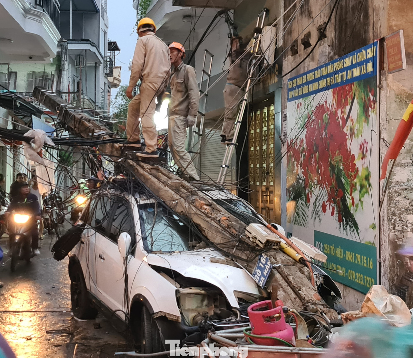 Xế hộp va chạm liên hoàn xe máy rồi đâm gục cột điện ở Hải Phòng ảnh 1