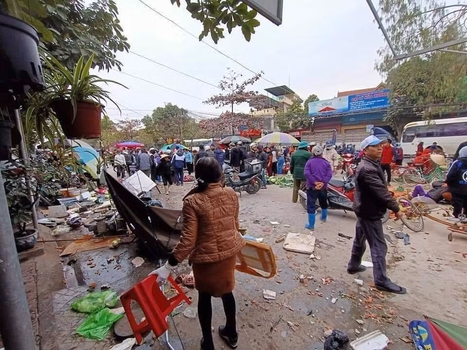 Hải Phòng: Xe ô tô ‘điên’ lao vào chợ cóc, 10 người bị thương ảnh 1