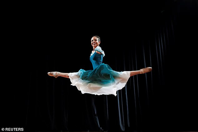 Vũ công ballet không tay 16 tuổi gây ‘bão’ mạng xã hội ảnh 1