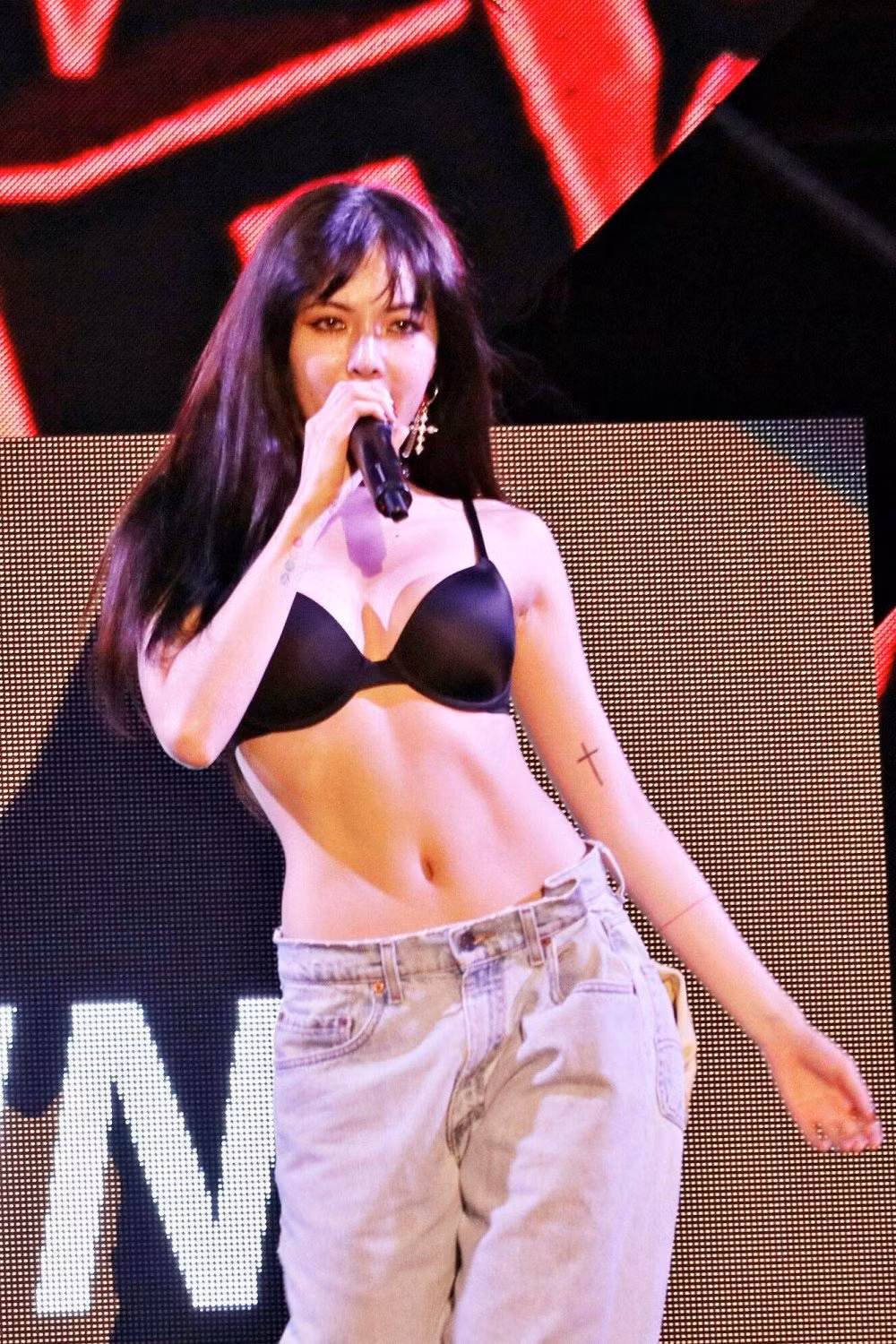 Những thần tượng sở hữu hình thể nóng bỏng nhất K-pop năm 2021 ảnh 5