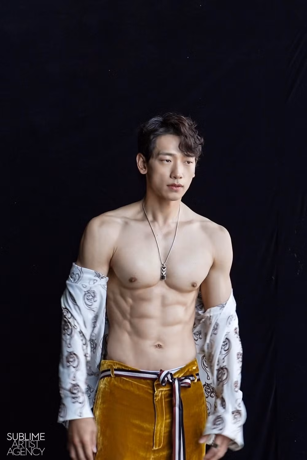Những thần tượng sở hữu hình thể nóng bỏng nhất K-pop năm 2021 ảnh 3