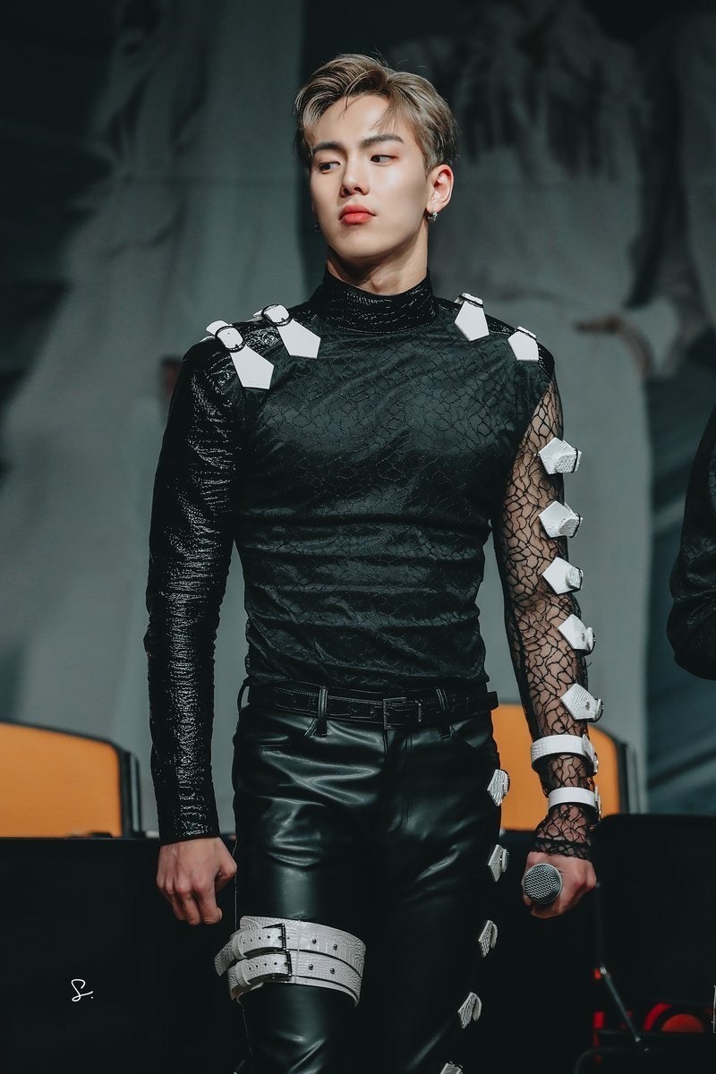 Những thần tượng sở hữu hình thể nóng bỏng nhất K-pop năm 2021 ảnh 1