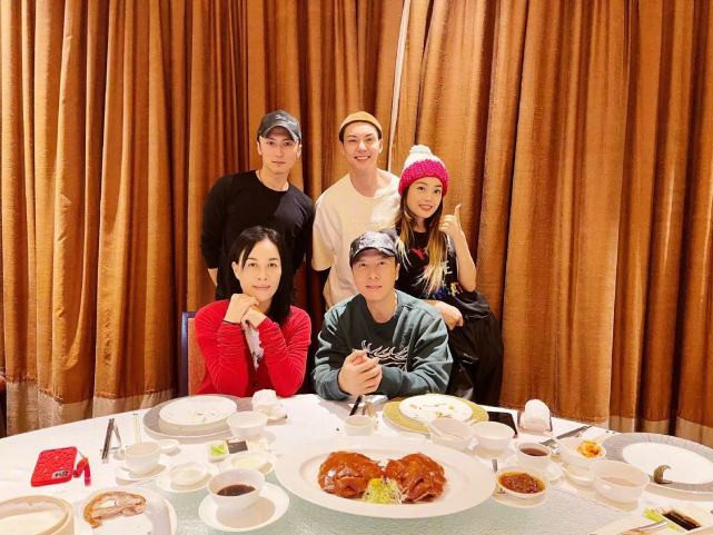 Vương Phi chụp ảnh cùng tình trẻ tin đồn và con gái giữa nghi vấn chia tay Tạ Đình Phong ảnh 9