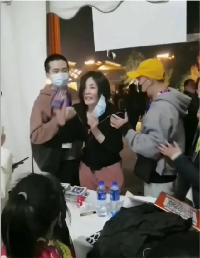 Vương Phi chụp ảnh cùng tình trẻ tin đồn và con gái giữa nghi vấn chia tay Tạ Đình Phong ảnh 6