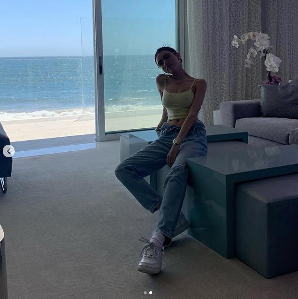 Nữ ca sĩ Mỹ trong MV Sơn Tùng mặc áo lót ra phố, khoe body tuyệt đẹp ảnh 5