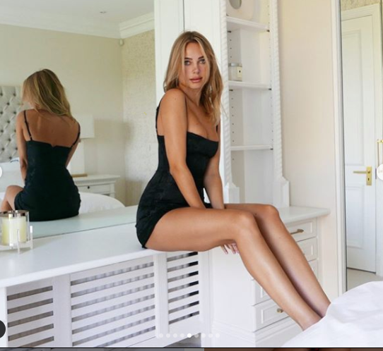 Mẫu áo tắm Kimberley Garner mặc váy ôm sát, tôn ngực đầy nóng bỏng ảnh 6