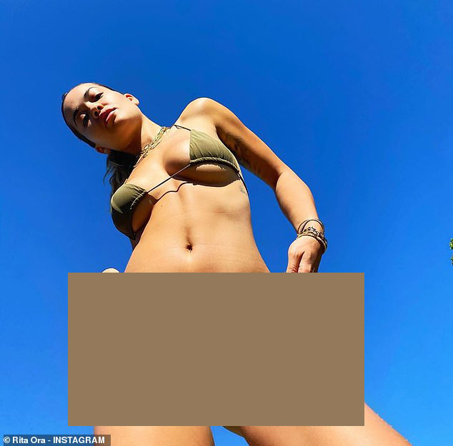 Rita Ora mặc bikini thả dáng khó đỡ khi tắm nắng ở vườn nhà ảnh 1