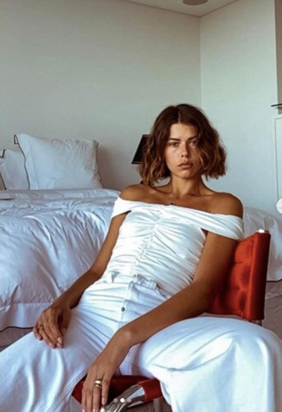 Siêu mẫu 9x Georgia Fowler 'thả rông' với áo 3 lỗ, đi biển với bạn trai ảnh 5