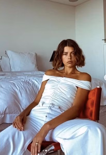 Siêu mẫu 9x Georgia Fowler 'thả rông' với áo 3 lỗ, đi biển với bạn trai ảnh 5