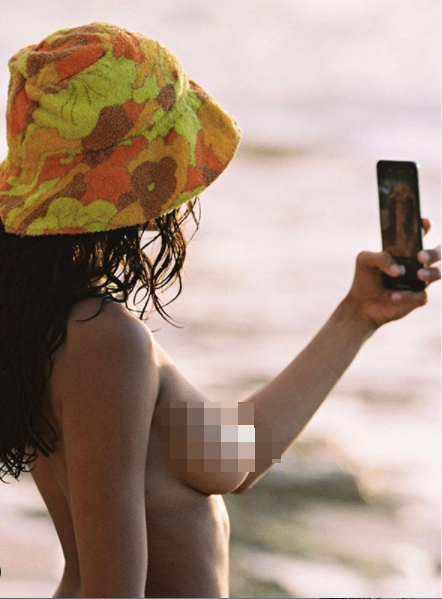 Mẫu lai 9x Kelly Gale mặc áo tắm hờ hững, khoe vòng 1 căng tròn nóng bỏng ảnh 3