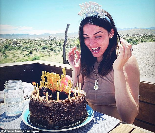 'Bond Girl' Ana de Armas hạnh phúc đón tuổi mới bên tài tử hơn 16 tuổi Ben Affleck ảnh 1