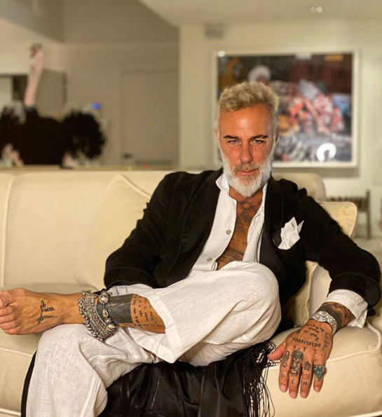 Triệu phú Gianluca Vacchi đăng ôm người tình kém 27 tuổi đã rõ bụng bầu ảnh 7