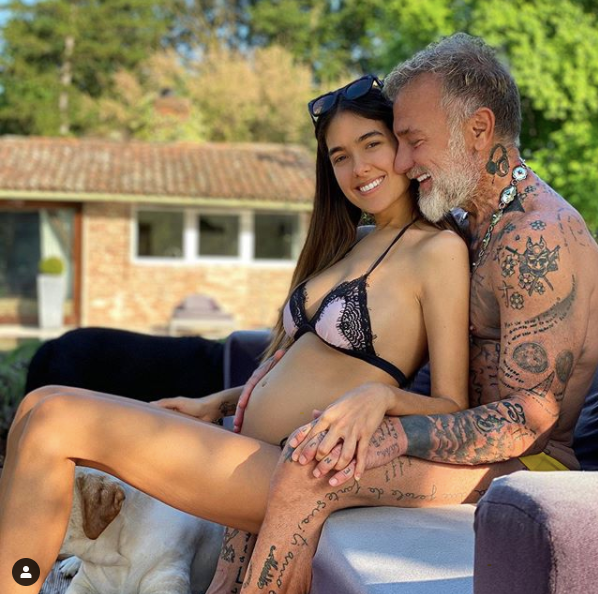 Triệu phú Gianluca Vacchi đăng ôm người tình kém 27 tuổi đã rõ bụng bầu ảnh 1