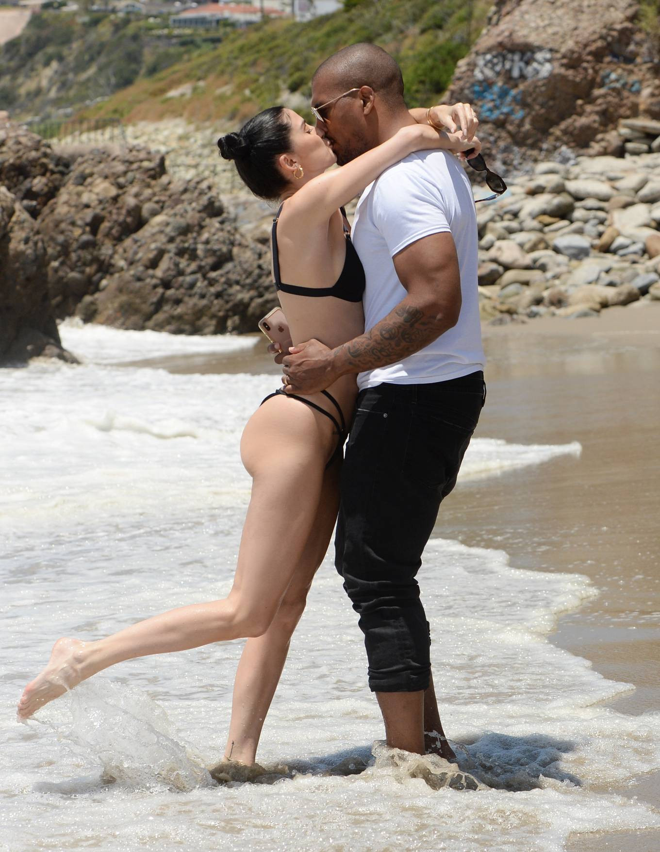 Nicole Williams gợi cảm 'từng cm' với bikini nhỏ xíu, khóa môi ông xã cầu thủ ở biển ảnh 1