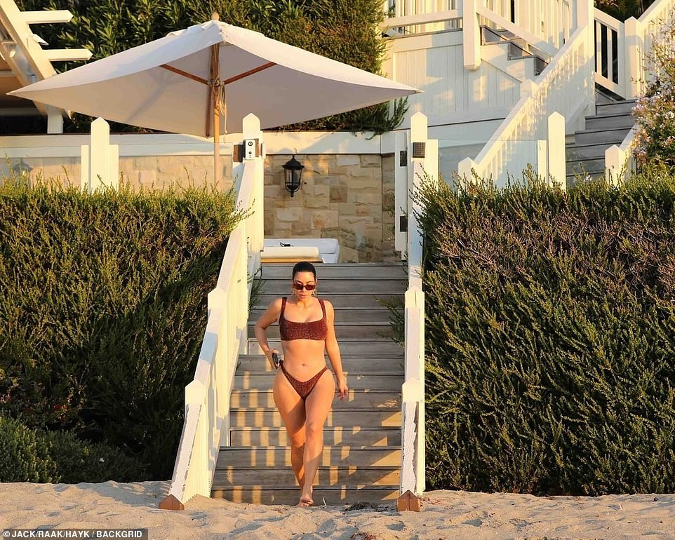 Kim Kardashian mặc bikini tôn 3 vòng 'nảy lửa' ảnh 5