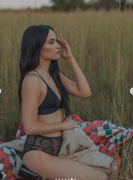 Ca sĩ từng gây sốc vì mặc áo dài không quần diện bodysuit màu nude gây hiểu lầm ảnh 4