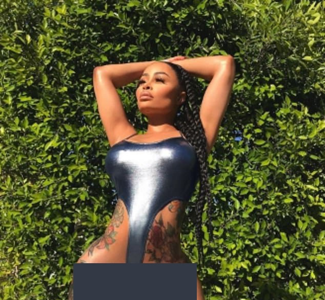 'Vũ nữ thoát y' Blac Chyna gây sốc với áo tắm xẻ dưới phản cảm ảnh 1