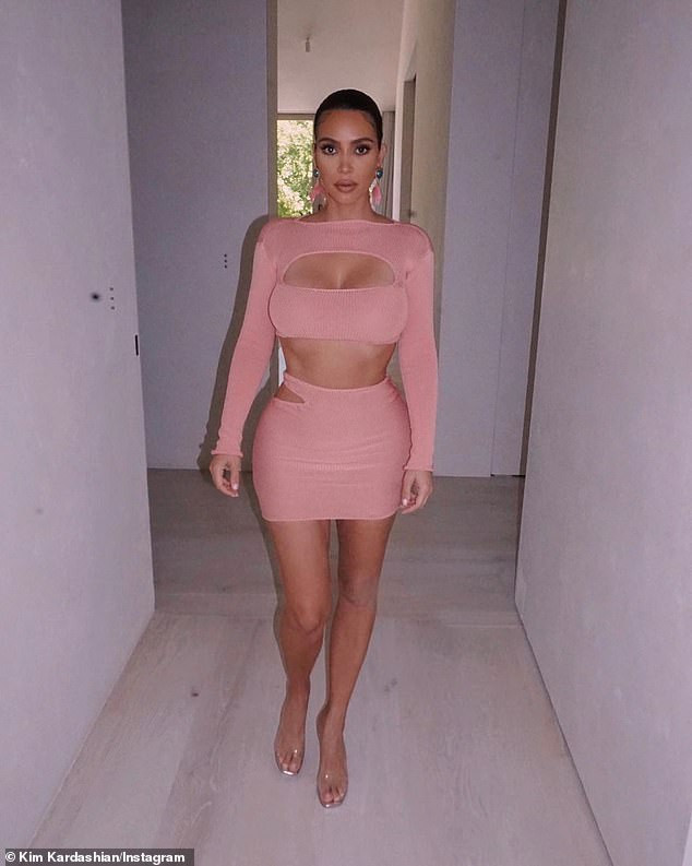 Kim Kardashian khoe ba vòng 'nảy lửa' với trang phục cắt xẻ gợi cảm ảnh 3