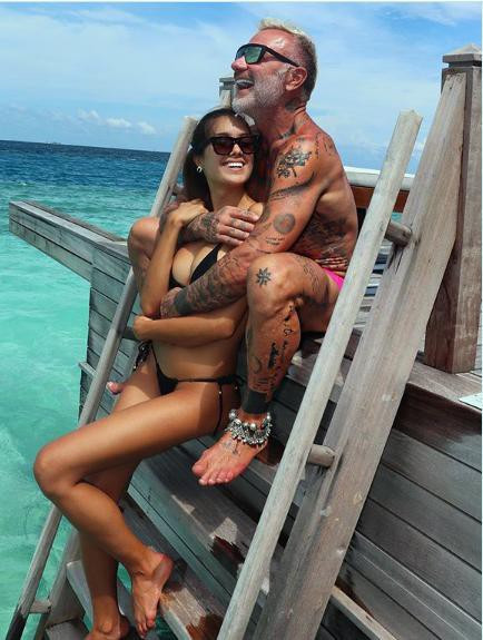 Triệu phú Gianluca Vacchi đăng ôm người tình kém 27 tuổi đã rõ bụng bầu ảnh 2