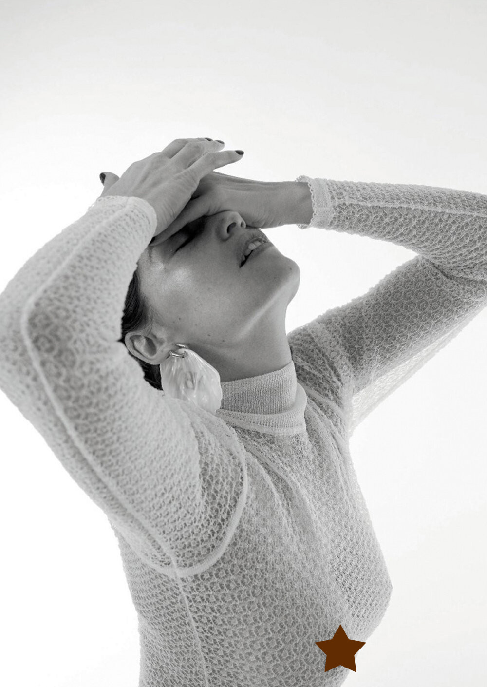 Mỹ nhân 'Biểu tượng nước Pháp' chụp ngực trần, thả dáng táo bạo trên tạp chí ảnh 3