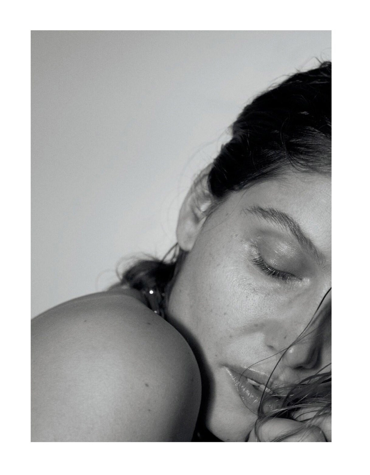 Mỹ nhân 'Biểu tượng nước Pháp' chụp ngực trần, thả dáng táo bạo trên tạp chí ảnh 6