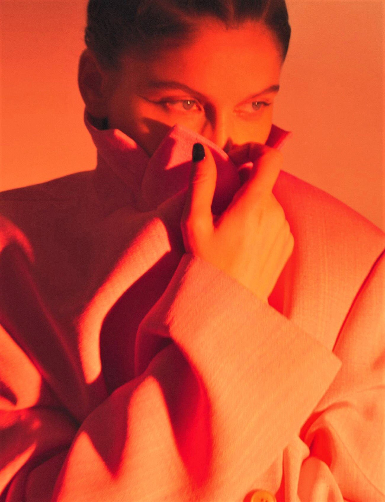 Mỹ nhân 'Biểu tượng nước Pháp' chụp ngực trần, thả dáng táo bạo trên tạp chí ảnh 9