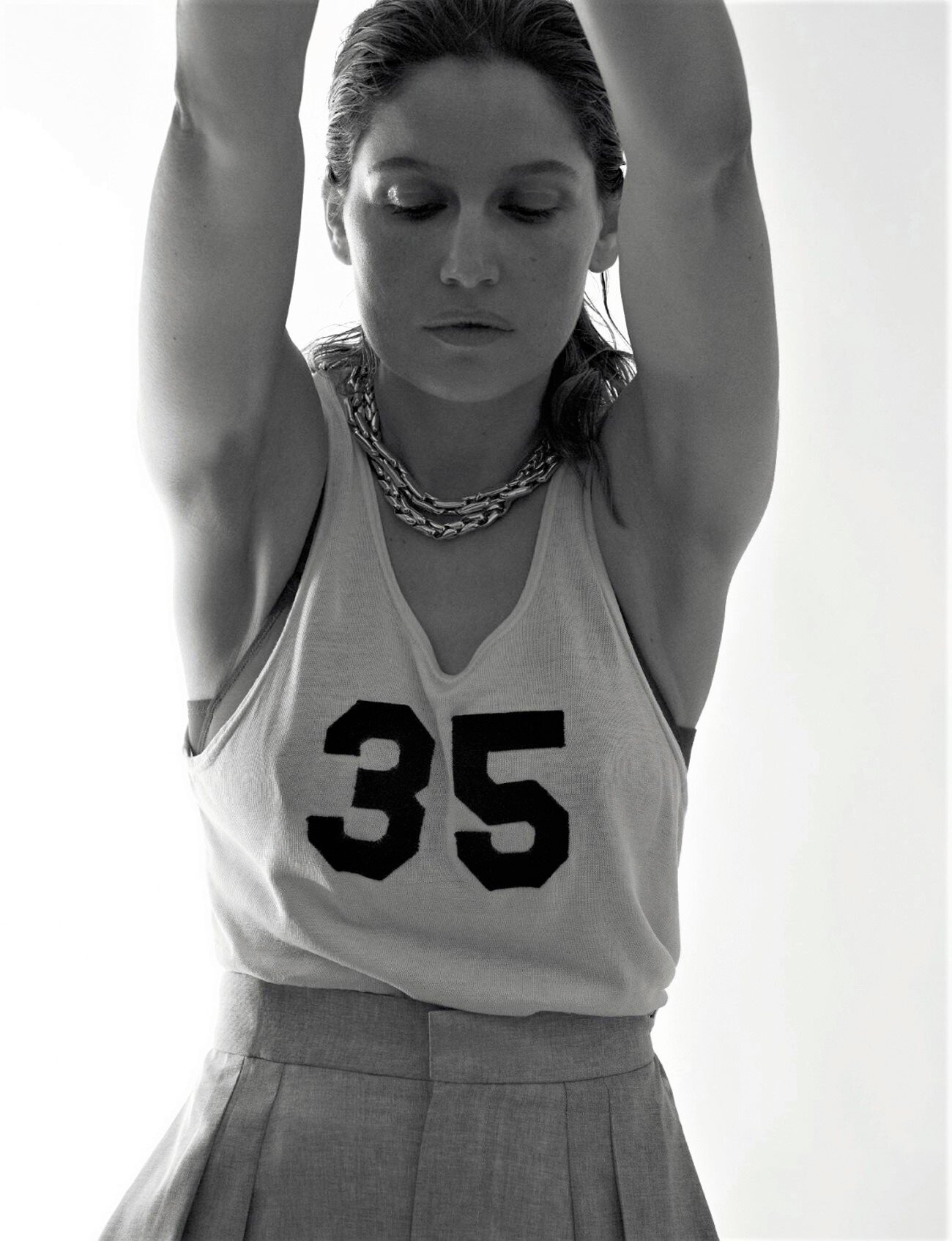 Mỹ nhân 'Biểu tượng nước Pháp' chụp ngực trần, thả dáng táo bạo trên tạp chí ảnh 11