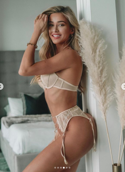 Cindy Prado gợi cảm ngất ngây với nội y màu nude ảnh 4