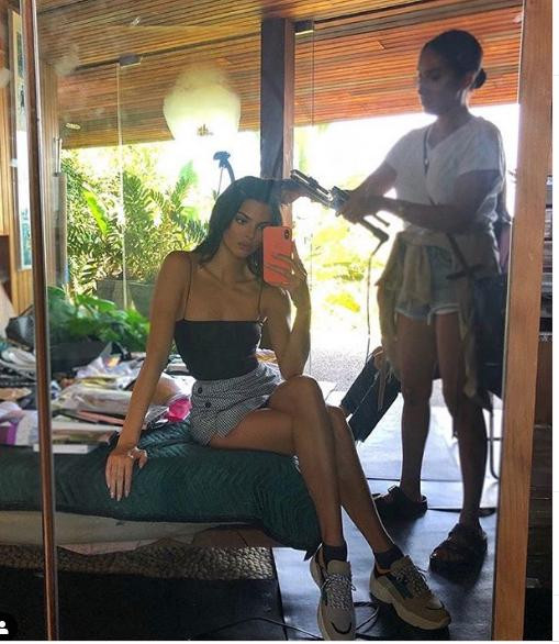 'Chân dài đắt giá nhất thế giới' tung ảnh mặc váy ngủ ren, khoe võng eo 'siêu thực' ảnh 7