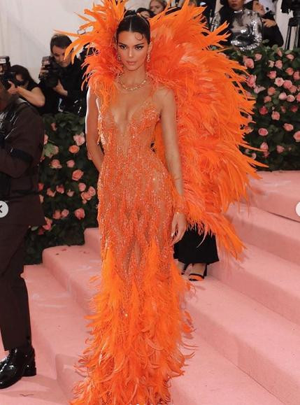 'Chân dài đắt giá nhất thế giới' tung ảnh mặc váy ngủ ren, khoe võng eo 'siêu thực' ảnh 2