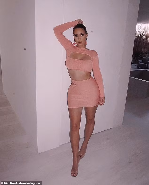 Kim Kardashian khoe ba vòng 'nảy lửa' với trang phục cắt xẻ gợi cảm ảnh 1