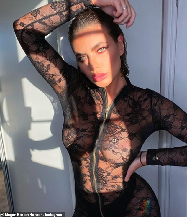 Cựu vũ nữ thoát y tung ảnh mặc ren xuyên thấu 'nóng rực' ảnh 3