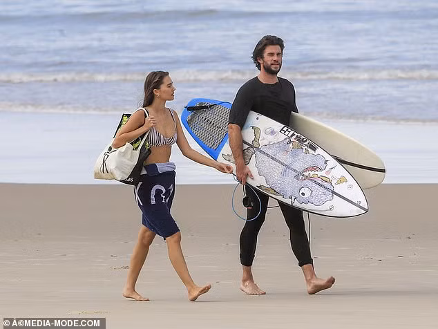 Bạn gái mặc bikini đẹp như mộng bên Liam Hemsworth ảnh 1