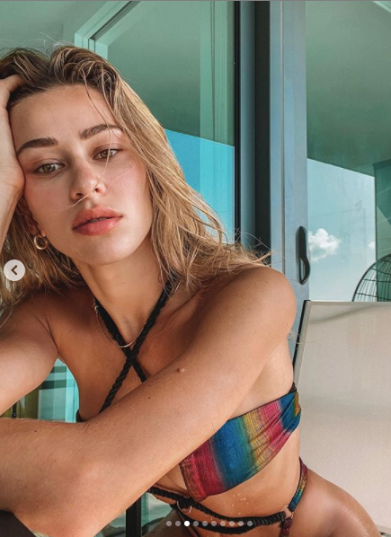 Cindy Prado mặc áo tắm cắt xẻ bạo, nhảy sexy ở ban công ảnh 4