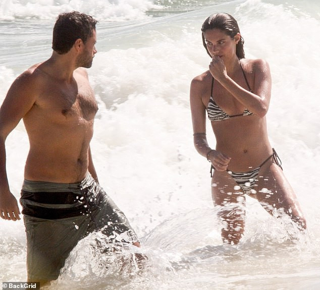 Thiên thần nội y Sara Sampaio 'thả rông' kém sắc xuống phố ảnh 7