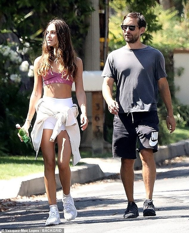 Bạn gái kém 17 tuổi mặc bra gợi cảm dạo phố cùng 'Người Nhện' Tobey Maguire ảnh 4