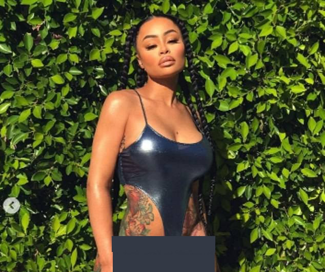 'Vũ nữ thoát y' Blac Chyna gây sốc với áo tắm xẻ dưới phản cảm ảnh 2