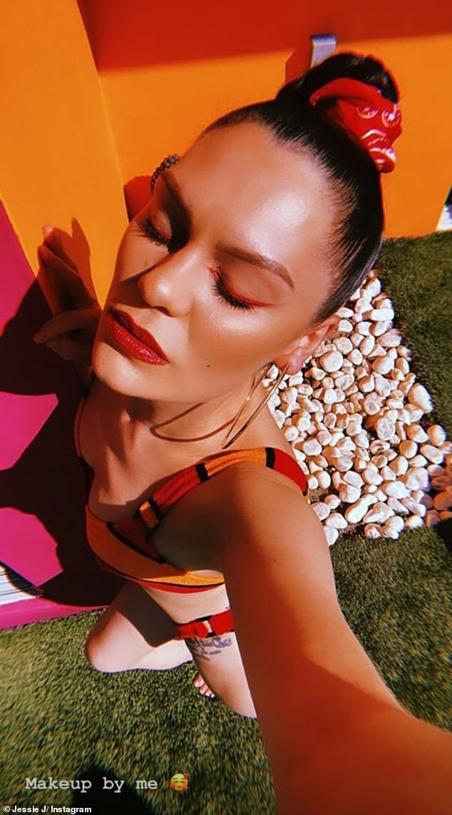 Jessie J tung ảnh bikini nóng rực 'đốt mắt' người hâm mộ ảnh 3