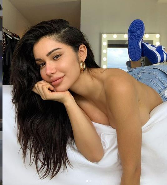 'Đỏ mặt' với áo tắm cắt xẻ táo bạo của mẫu nội y Janet Guzman ảnh 4