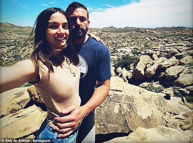 'Bond Girl' Ana de Armas hạnh phúc đón tuổi mới bên tài tử hơn 16 tuổi Ben Affleck ảnh 2