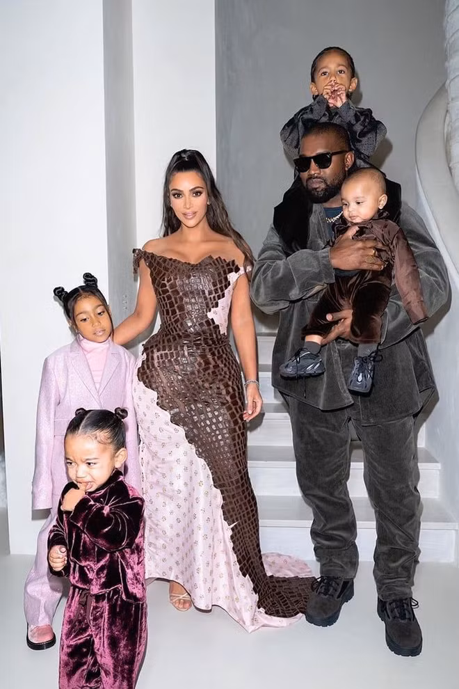Kim Kardashian khoe ba vòng 'nảy lửa' với trang phục cắt xẻ gợi cảm ảnh 6