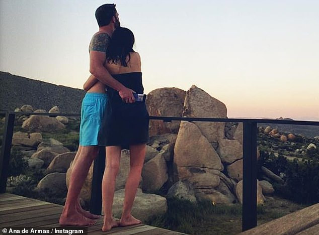 'Bond Girl' Ana de Armas hạnh phúc đón tuổi mới bên tài tử hơn 16 tuổi Ben Affleck ảnh 5