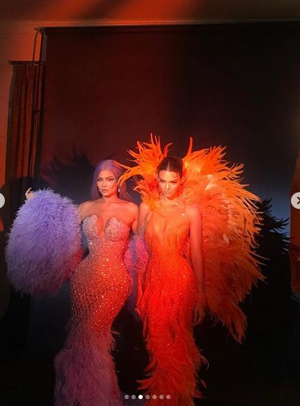 'Chân dài đắt giá nhất thế giới' tung ảnh mặc váy ngủ ren, khoe võng eo 'siêu thực' ảnh 3