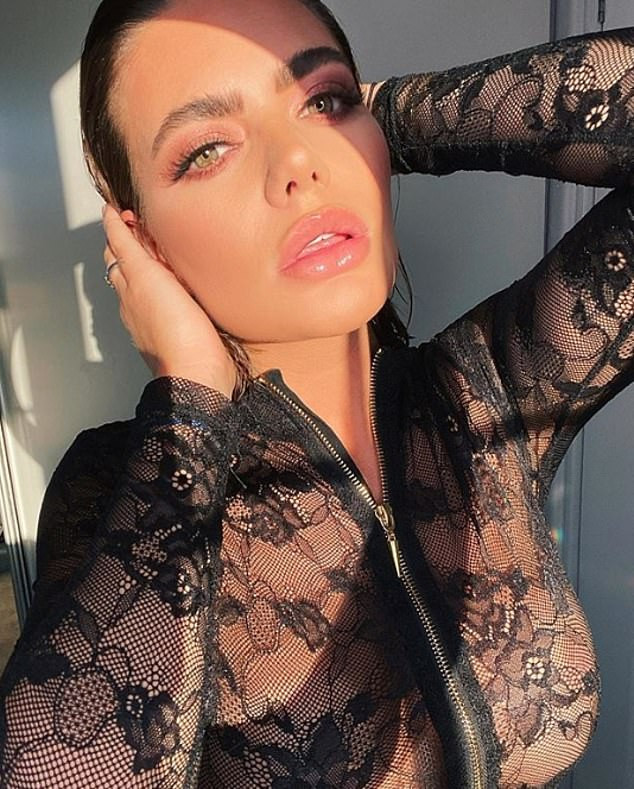 Cựu vũ nữ thoát y tung ảnh mặc ren xuyên thấu 'nóng rực' ảnh 2