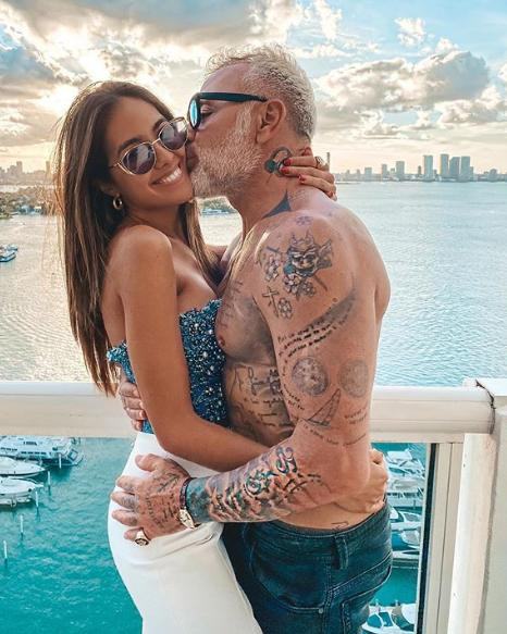 Loạt ảnh tình tứ 'ngọt lịm' của triệu phú và người mẫu kém 27 tuổi sắp có con chung ảnh 8