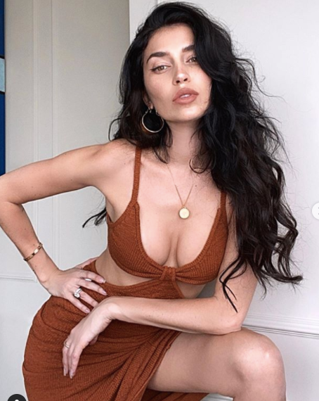 Nàng WAG nóng bỏng nhất Canada mặc cắt xẻ sâu tôn ngực đầy gợi cảm ảnh 1